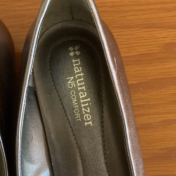 Women’s Naturalizer 8M Misty leather upper flats; preowned; great condition - Picture 2 of 8